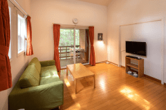 【メゾネット◆コテージ】広々としたリビングルームは、飼い主さんもワンちゃんもゆったりと寛げます。