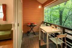 【メゾネット◆コテージ】季節によりBBQもお楽しみいただけます。みんなで机を囲み、楽しい夕食を♪