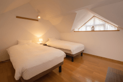 【スイート◆ヴィラ】隠れ家のようなベッドルーム。落ち着きのある空間が、心地よい眠りへと導きます。