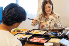 【ご夕食：お部屋でしゃぶしゃぶ】周りを気にせず、気兼ねないお食事時間。怖がりのワンちゃんも安心です。