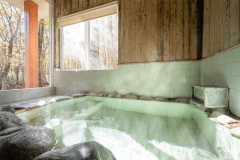 【スペシャルスイート・ヴィラ】長い廊下の先には、岩風呂風の温泉が。森のそよ風とともに贅沢な時間を。