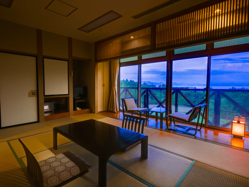 夕暮れ時のお部屋。
広縁でゆったりゆっくり中庭を眺めながら・・・ 夕暮れ時のお部屋。
広縁でゆったりゆっくり中庭を眺めながら・・・