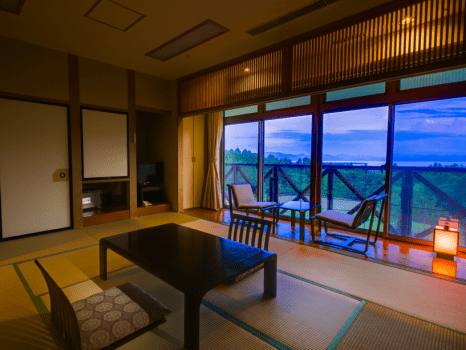 夕暮れ時のお部屋。
広縁でゆったりゆっくり中庭を眺めながら・・・ 夕暮れ時のお部屋。
広縁でゆったりゆっくり中庭を眺めながら・・・