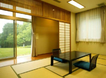 庭に続くゆったりと開放感のある1階の部屋では、目の前に広がる自然をお楽しみいただけます。