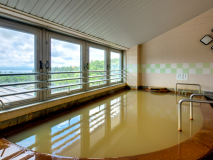 大浴場からは遠くに猪苗代湖を望めます。