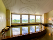 大浴場からは遠くに猪苗代湖を望めます。