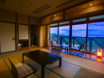 夕暮れ時のお部屋。
広縁でゆったりゆっくり中庭を眺めながら・・・