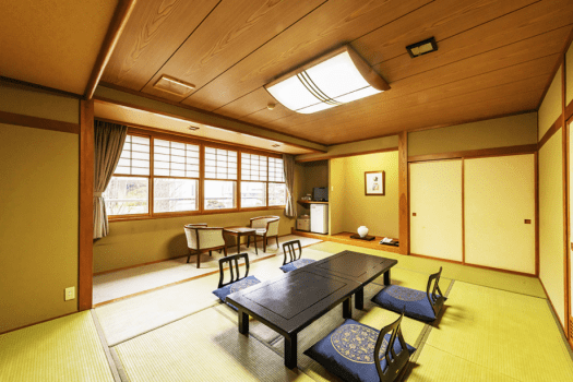 【ひろびろ和室】手足をゆっくり伸ばせる、広々とした畳の間です。