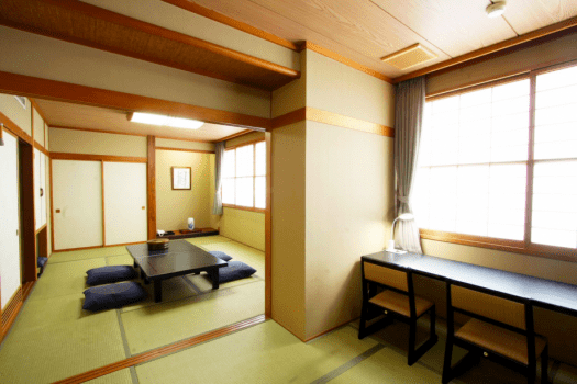 手足をゆっくり伸ばせる、広々とした畳の間。