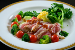 彩りあふれるお料理をお召し上がりください。