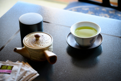【お部屋内サービス】煎茶をご用意しています。ごゆっくりとお寛ぎください。