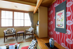 【スキヤキルーム】食欲をそそる赤とのどかなホルスタイン柄のインテリアで揃えました