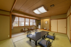 【ひろびろ和室】イス・テーブル設置の広縁付きの和室です。