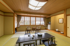 【ひろびろ和室】手足をゆっくり伸ばせる、広々とした畳の間です。