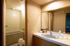 【ひろびろ和室】ご家族にも便利な独立洗面台付き。