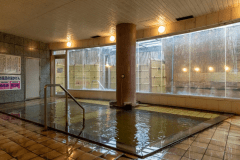 【大浴場】寒河江温泉は「美人の湯」とも呼ばれる炭酸水素塩温泉。