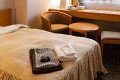 【洋室】カーペットの敷かれた、ゆったりとした洋室。観光やビジネスに是非ご利用ください。