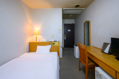 【禁煙シングルルーム】一例　＜広さ：１２〜１４平米 　ユニットバストイレ ・WIFI完備＞