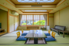 【和室30畳】22年にリニューアル、掘りごたつ式のテーブル・ソファを備えた、当宿で最も広いお部屋。ご家族やグループ様でのご利用におすすめです。
