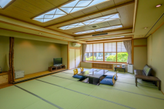 【和室30畳】22年にリニューアル、掘りごたつ式のテーブル・ソファを備えた、当宿で最も広いお部屋。ご家族やグループ様でのご利用におすすめです。