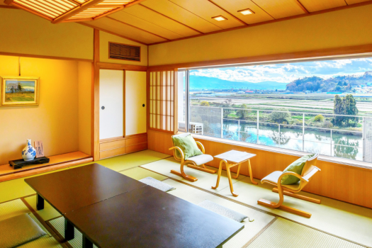 広々とした和室でゆったりご滞在　窓からは四季折々の最上川を一望できます。