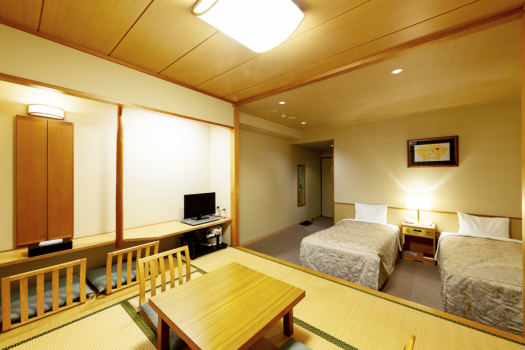 角部屋和洋室　最上川を眺めながらくつろげる畳スペースを備えた ツインベッド付和洋室