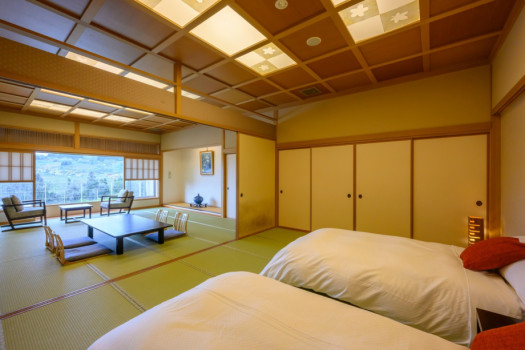 【出羽三山ー月山】格子状の天井が和の趣深いお部屋。次の間には小さなリビングを備えております。