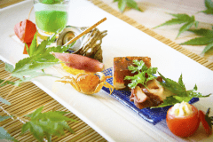 【料理イメージ】季節に合わせた献立も　夏らしく涼し気な色合いや飾りを施しました。