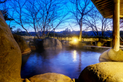 【露天風呂】新寒河江温泉 夜 雄大な山々を望む露天風呂 【露天風呂】新寒河江温泉 夜 雄大な山々を望む露天風呂