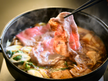 あつあつ絶品のすき焼き♪ 秘伝の割したを使った当宿一番人気の牛すき焼きです。 あつあつ絶品のすき焼き♪ 秘伝の割したを使った当宿一番人気の牛すき焼きです。