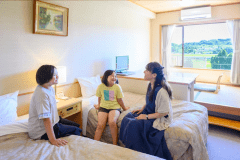 客室にはベッドと足をのばしてお寛ぎ頂ける畳スペースがございます。