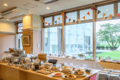 【朝食】明るい朝日差し込む会場で朝食をどうぞ