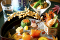 【料理イメージ】紅葉を添えて秋らしく　旬の食材をふんだんに使用した季節限定のお料理。