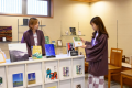 【山形セレクトの図書スペース】大浴場前には各種の山形の本がずらり。湯上りにどうぞ。