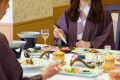 【ご夕食】ご人数に応じてテーブルをご用意しております。お一人からグループ様まで