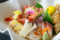 新鮮な旬魚のお造り盛り合わせ