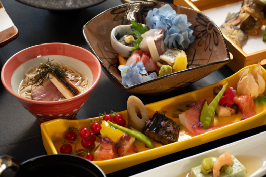 【当館人気】伊勢エビと旬の懐石料理【朝夕お部屋食】