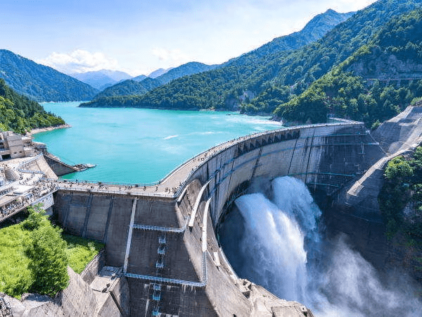 【黒部ダム】観光放水も楽しめる"国内最大級のスケールと迫力！"