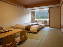 【本館和室ツイン12畳】広縁の付いた和室にシングルベッド2台の客室でございます。