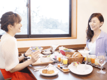 美味しい料理でにっこり笑顔。朝の始まりは自慢の朝食で。