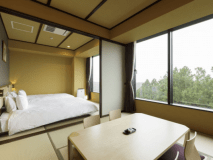 スーペリアＡ【和室＋和室ツイン】畳敷きの床に和ベッドを2つ備えたベッドルームと和室が一間続きの客室。