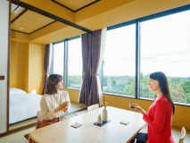 スーペリアＡ【和室＋和室ツイン】畳敷きの床に和ベッドを2つ備えたベッドルームと和室が一間続きの客室。