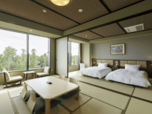 デラックス【和室＋和室ツイン】和室に広縁、和ベッドを備えた寝室が続き、約27畳もの広さを備えた客室。 