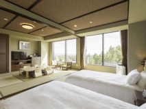 デラックス【和室＋和室ツイン】和室に広縁、和ベッドを備えた寝室が続き、約27畳もの広さを備えた客室。 