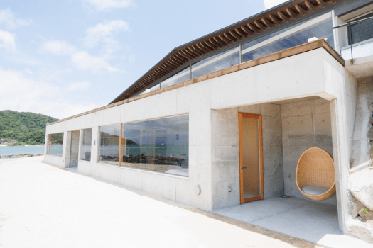 [Horizon Deluxe Villa・Queen bed]The villa is located at the same level as the beach.