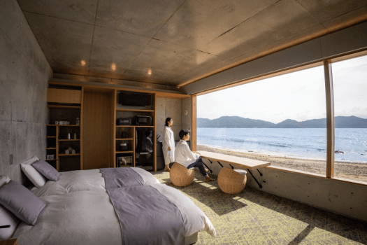 [Horizon Deluxe Villa・Twin beds] A peaceful time to soak up the sun while gazing at the blue sea and sky.
