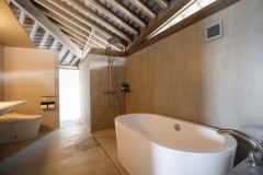 【客室一例】ドアを設けない開放的な作りのバスルーム・洗面となっております。