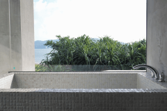 【デラックス ヴィラ・ツインベッド】タイル張りのシンプルなバスルーム(お部屋により仕様が異なります）