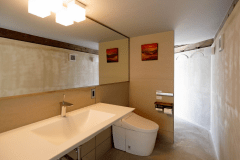 【客室設備の一例】ドアを設けない開放的な作りのバスルーム・洗面となっております。