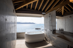 【セレニティー スイートヴィラ・ツインベッド】大きな窓ガラスに囲まれたバスルームです。